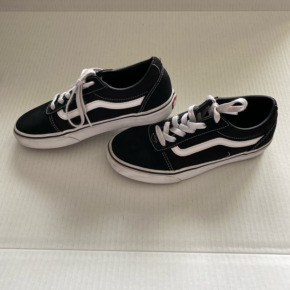 Vans classic black and white skate shoe unisex kids size 4.5